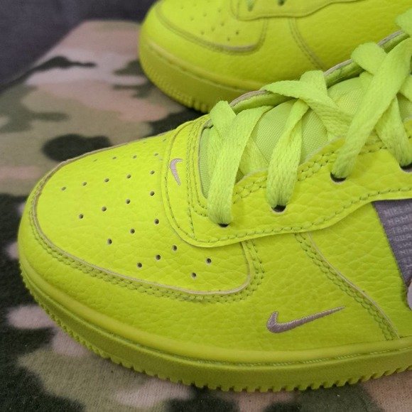Nike Air Force 1 Low LV8 Utility Volt Yellow Grey AR1708-700 Women 7.5 - Picture 9 of 11